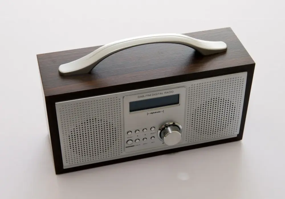 Multipleks radiowy - Jak działa DAB+ i czym różni się od radia FM?