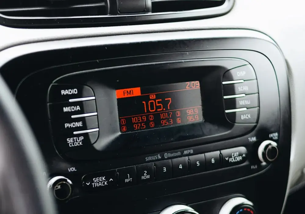 Na jaką częstotliwość ustawić transmiter FM, by uniknąć zakłóceń?