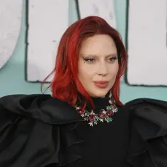 Lady Gaga w Polsce, w czarnej, bufiastej kreacji i z rudymi włosami, prezentuje się zjawiskowo.