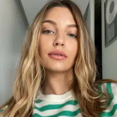 Julia Wieniawa-Narkiewicz w zielono-białym swetrze, z burzą blond włosów. Czyżby myślała o swoim przyszłym mężu?
