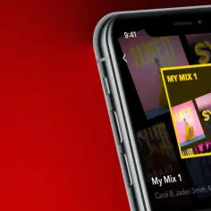 Na ekranie telefonu widać aplikację muzyczną Tidal. Sprawdzam, jaka jest aktualna tidal cena, by posłuchać ulubionych artystów.