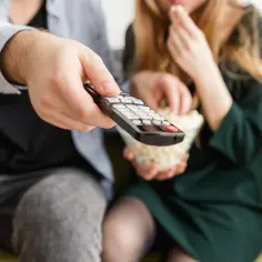 Para kto nie musi płacić abonamentu rtv, wieczór z pilotem i popcornem to idealny czas na relaks.