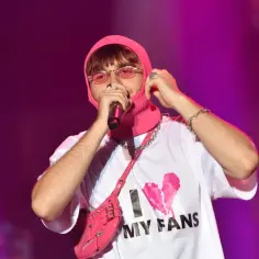 Artysta w różowej kominiarce i okularach śpiewa na scenie. Na koszulce ma napis "I MY FANS". Ile Mata ma lat? Tego nie wiemy, ale jego styl jest niepowtarzalny.