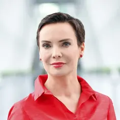 Prezes Polskiego Radia, w czerwonej koszuli, z krótkimi włosami i niebieskimi oczami.