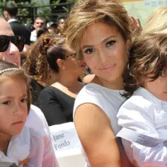 Jennifer Lopez z dziećmi, córką Emme i synem Maxem, podczas uroczystości.