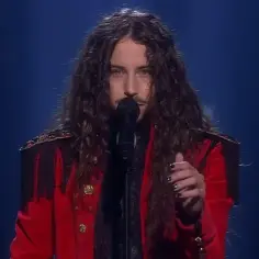 Szpak w czerwonej marynarce z frędzlami, z długimi włosami, śpiewa na scenie. To jego miejsce na Eurowizji.