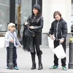 Justyna Steczkowska z synami na spacerze. Dzieci Justyny Steczkowskiej w modnych stylizacjach.