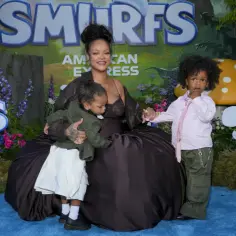 Rihanna z dwójką swoich dzieci na tle Smerfów.