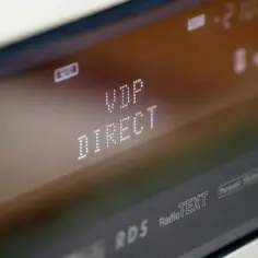 Wyświetlacz urządzenia pokazuje "VDP DIRECT" i logo RDS RadioTEXT.