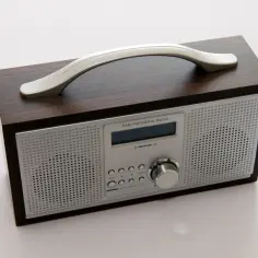 Drewniane radio cyfrowe DAB/FM z uchwytem. Odbiera sygnał mux, oferując czysty dźwięk.