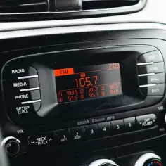 Na jaką częstotliwość ustawić transmiter FM, by uniknąć zakłóceń?