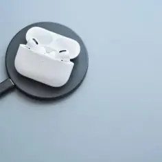 Jak się ładuje AirPods? Odkryj najprostsze metody ładowania