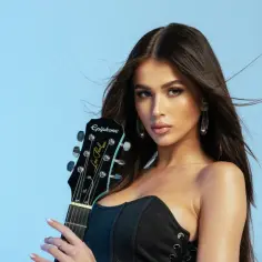 Roxy Węgiel z gitarą Epiphone Les Paul, gotowa na scenę.