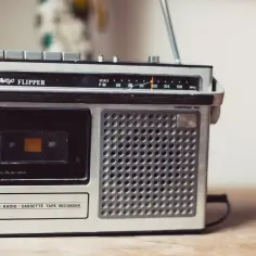 Stary radioodtwarzacz kasetowy Tokyo Flipper. Na skali widoczna częstotliwość 100 MHz, idealna do słuchania Złotych Przebojów.
