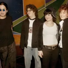Rodzina Osbourne: Ozzy, Sharon i ich dzieci, Jack i Kelly, pozują do zdjęcia.