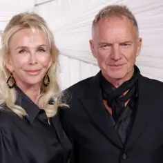 Sting i Trudie Styler, para znana z muzyki i aktywizmu, w eleganckich czarnych strojach.