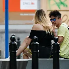 Dawid Kwiatkowski i jego partnerka siedzą obok siebie, rozmawiając.