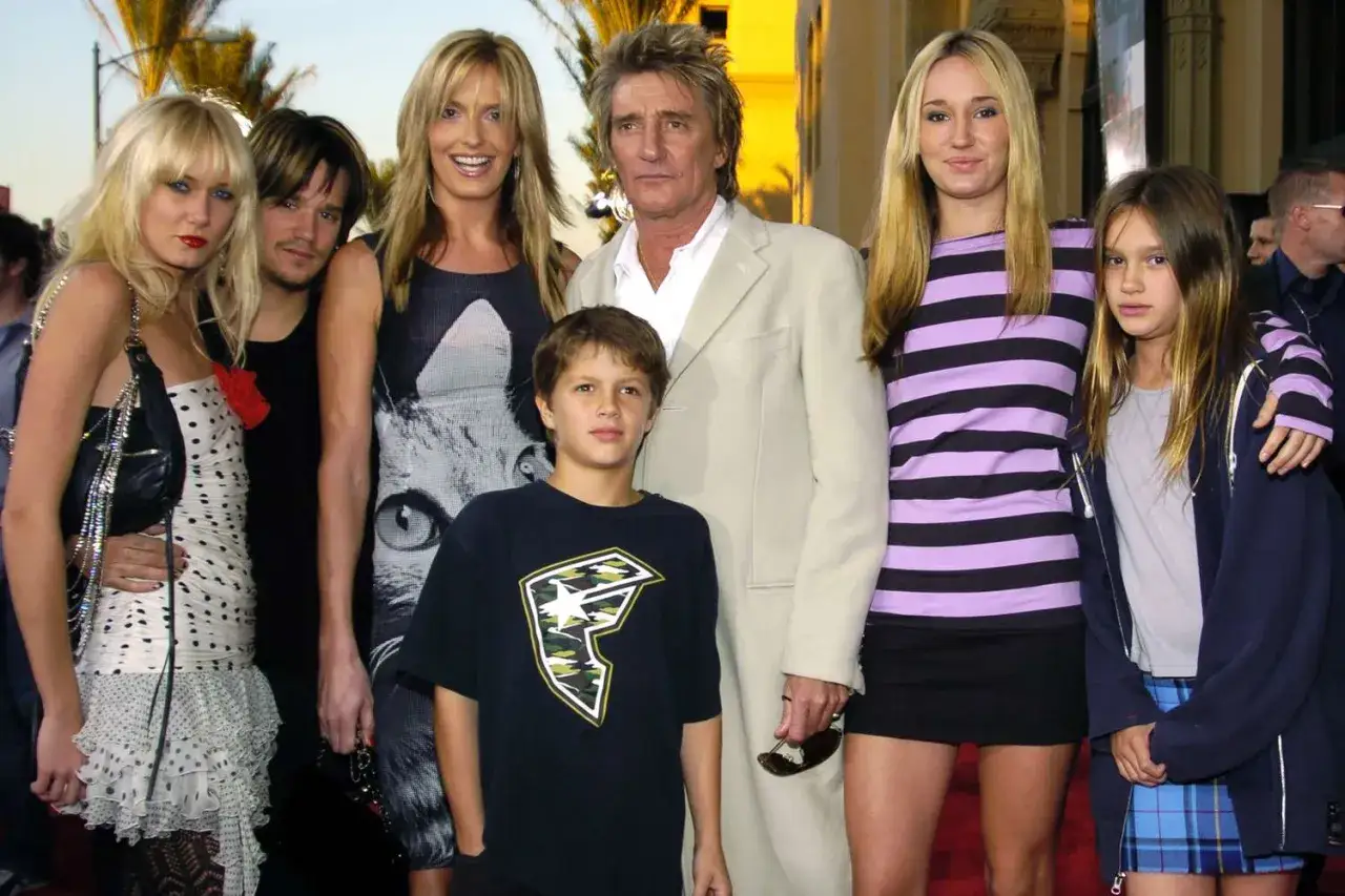 Rod Stewart z rodziną. Na czerwonym dywanie pozuje z żoną i dziećmi, w tym z najmłodszym synem.