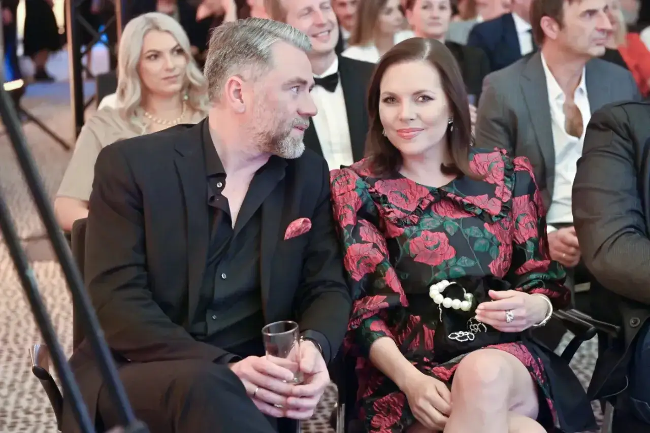 Kuba Badach z żoną na gali. Elegancka para wpatrzona w siebie, ona w sukni w róże, on w czarnym garniturze.