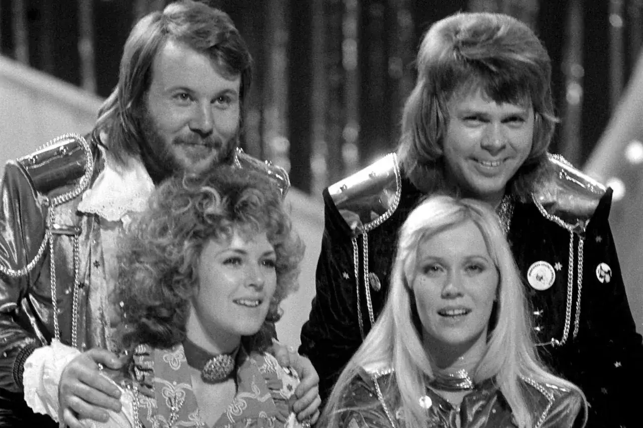 ABBA w błyszczących strojach, uśmiechnięci, podczas Eurowizji.