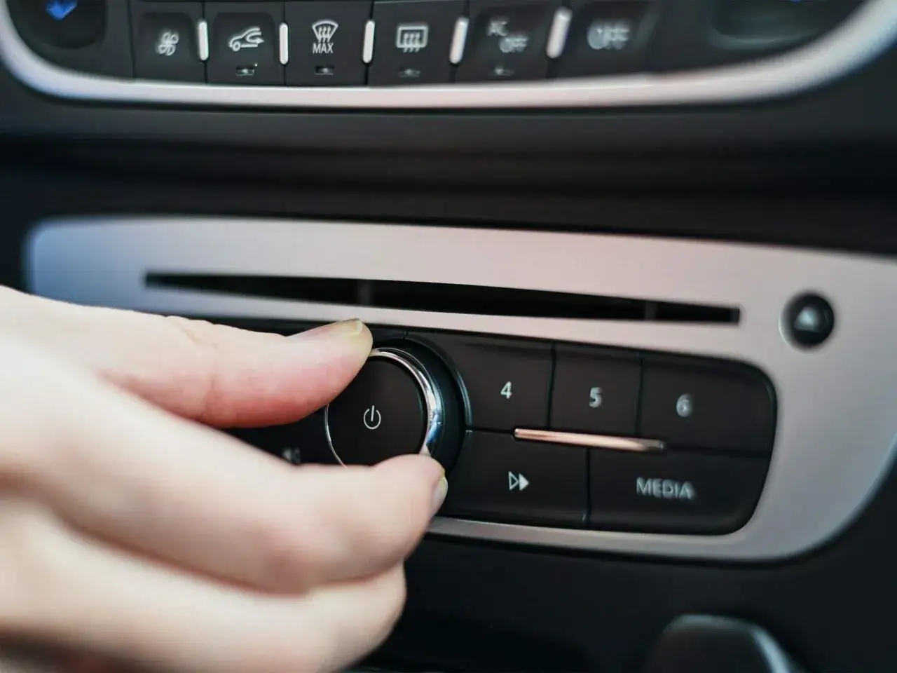 Zdjęcie Na jaką częstotliwość ustawić transmiter FM, by uniknąć zakłóceń?