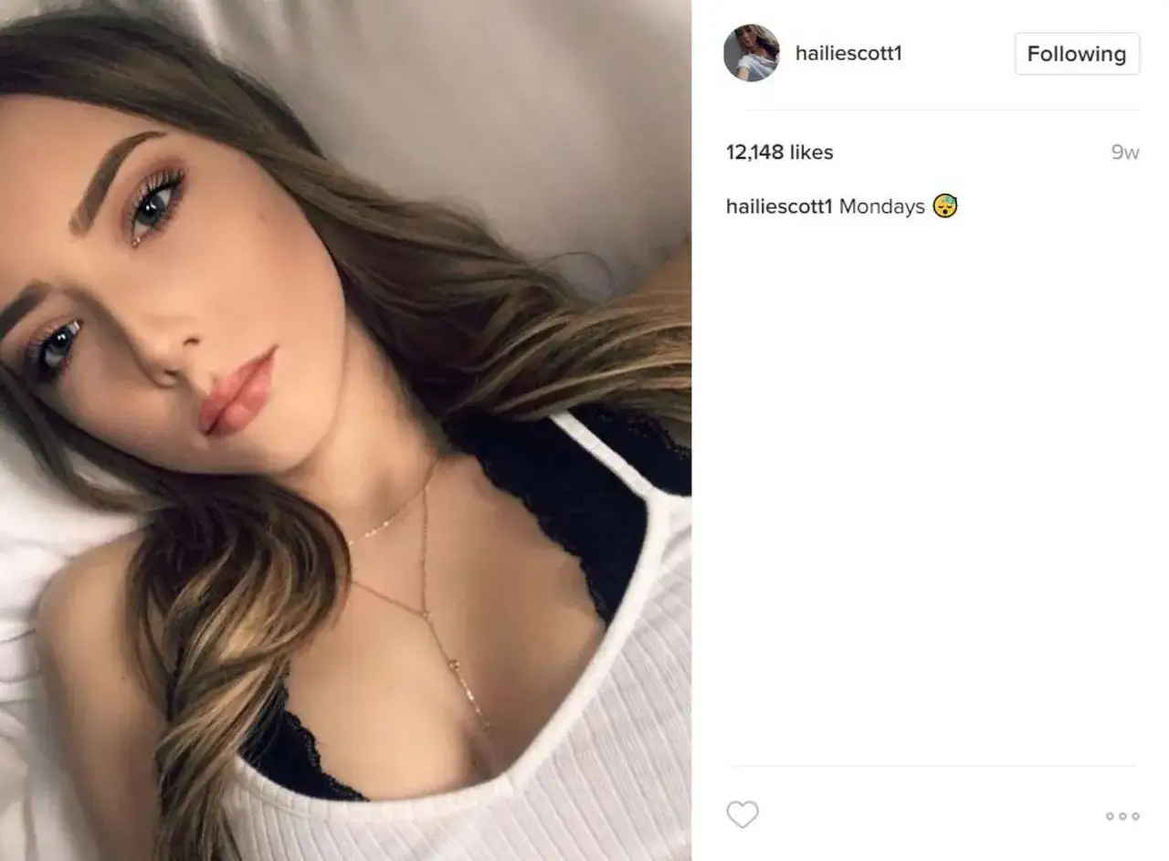 Hailie Scott, córka Eminema, w białej bluzce z czarną koronką.