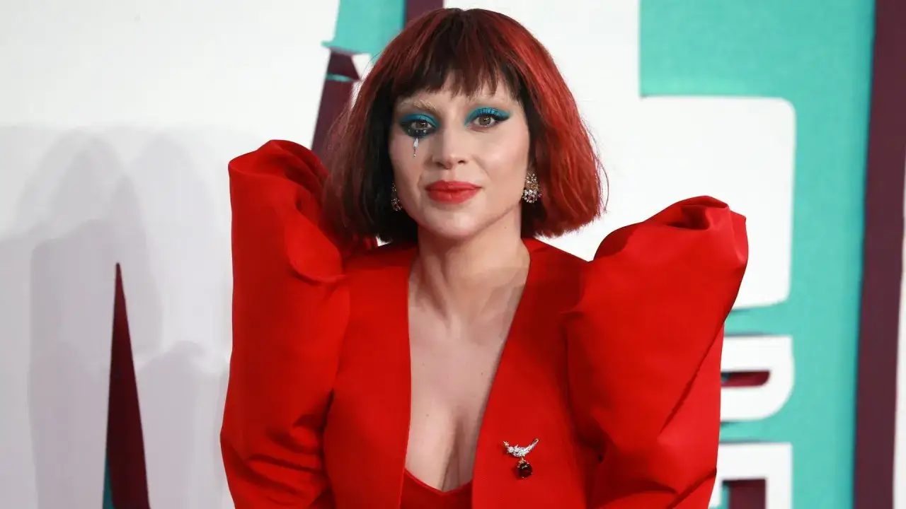 Lady Gaga w Polsce, w czerwonym stroju z bufiastymi rękawami i wyrazistym makijażem.