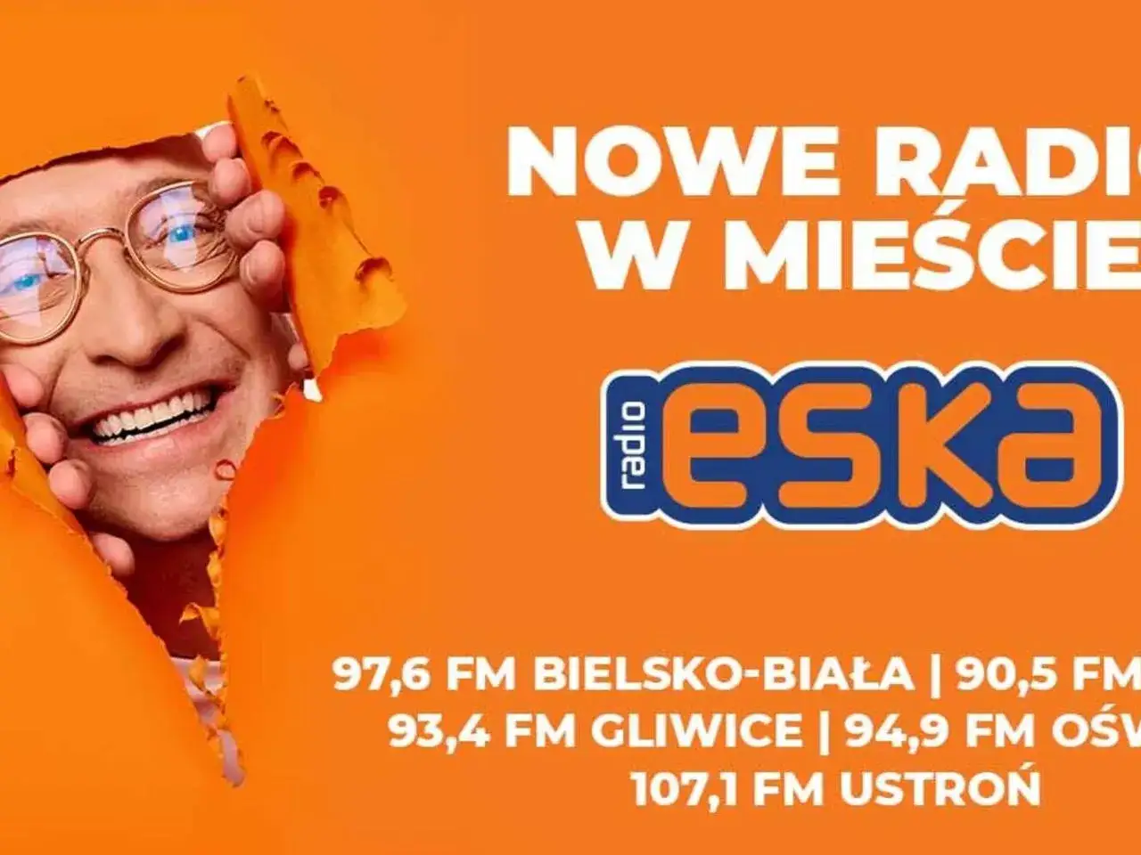Uśmiechnięty mężczyzna wyłania się zza pomarańczowej kartki. Radio Eska częstotliwość: 97,6 FM Bielsko-Biała, 93,4 FM Gliwice, 107,1 FM Ustroń.