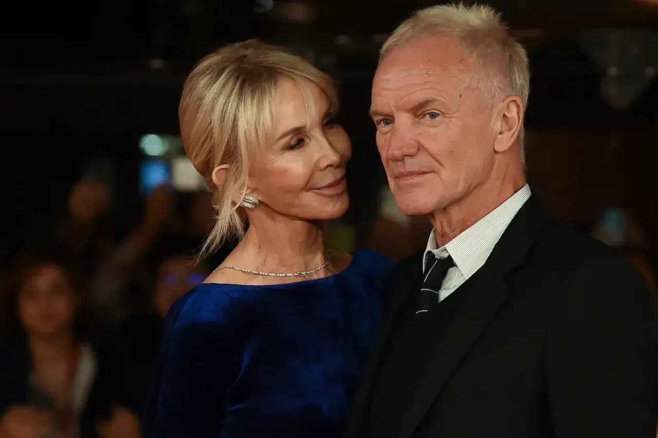 Sting i jego żona Trudie Styler, uśmiechnięci, w eleganckich strojach.