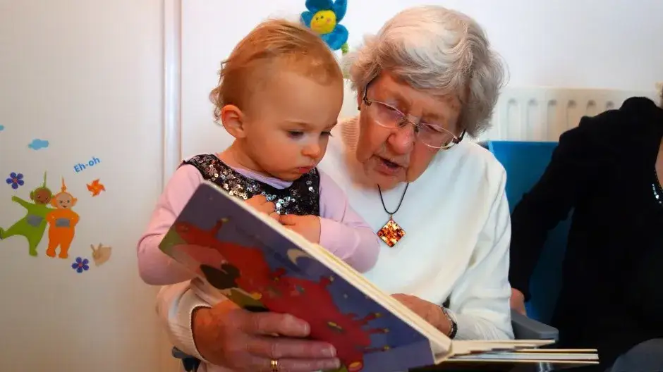 babcia z wnukami śpiewająca piosenkę, stare fotografie dzieciństwa