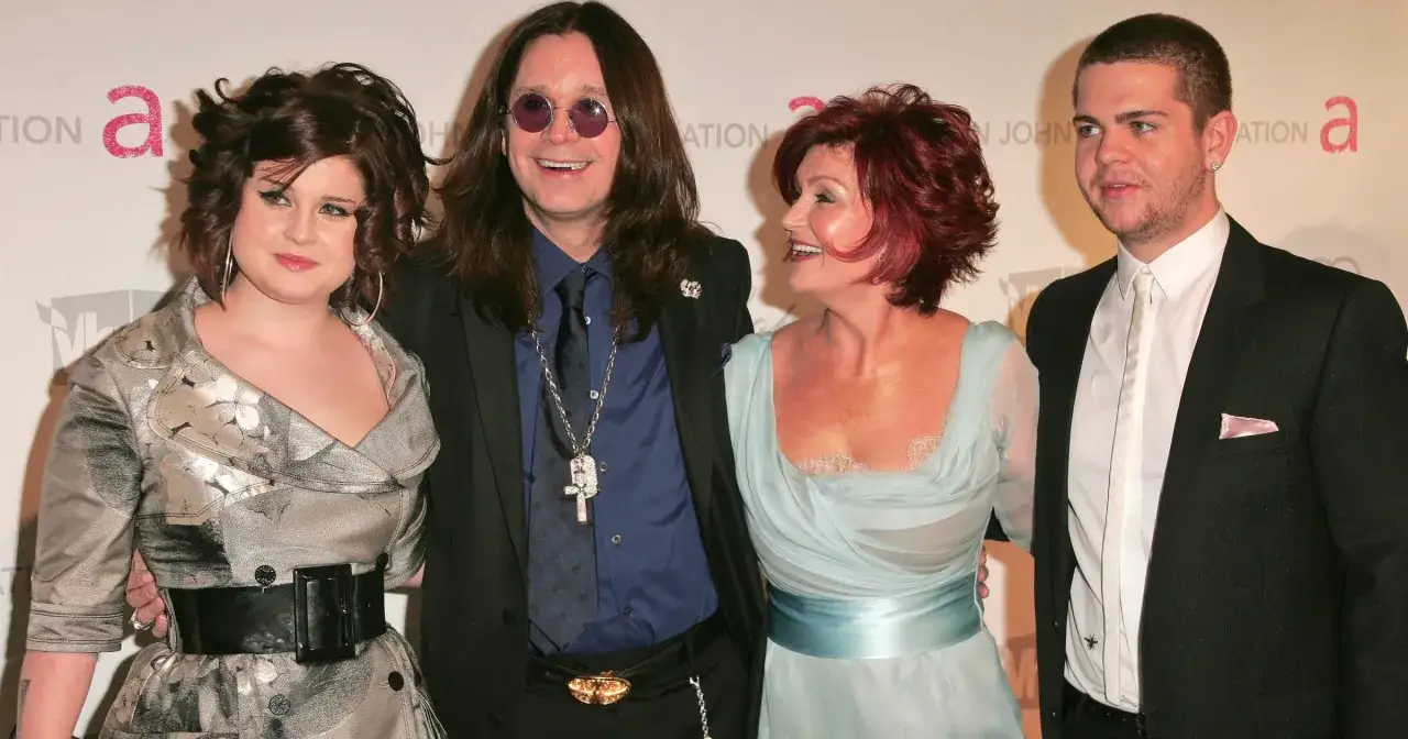Ozzy Osbourne z żoną Sharon i dziećmi, Kelly i Jackiem, na czerwonym dywanie.
