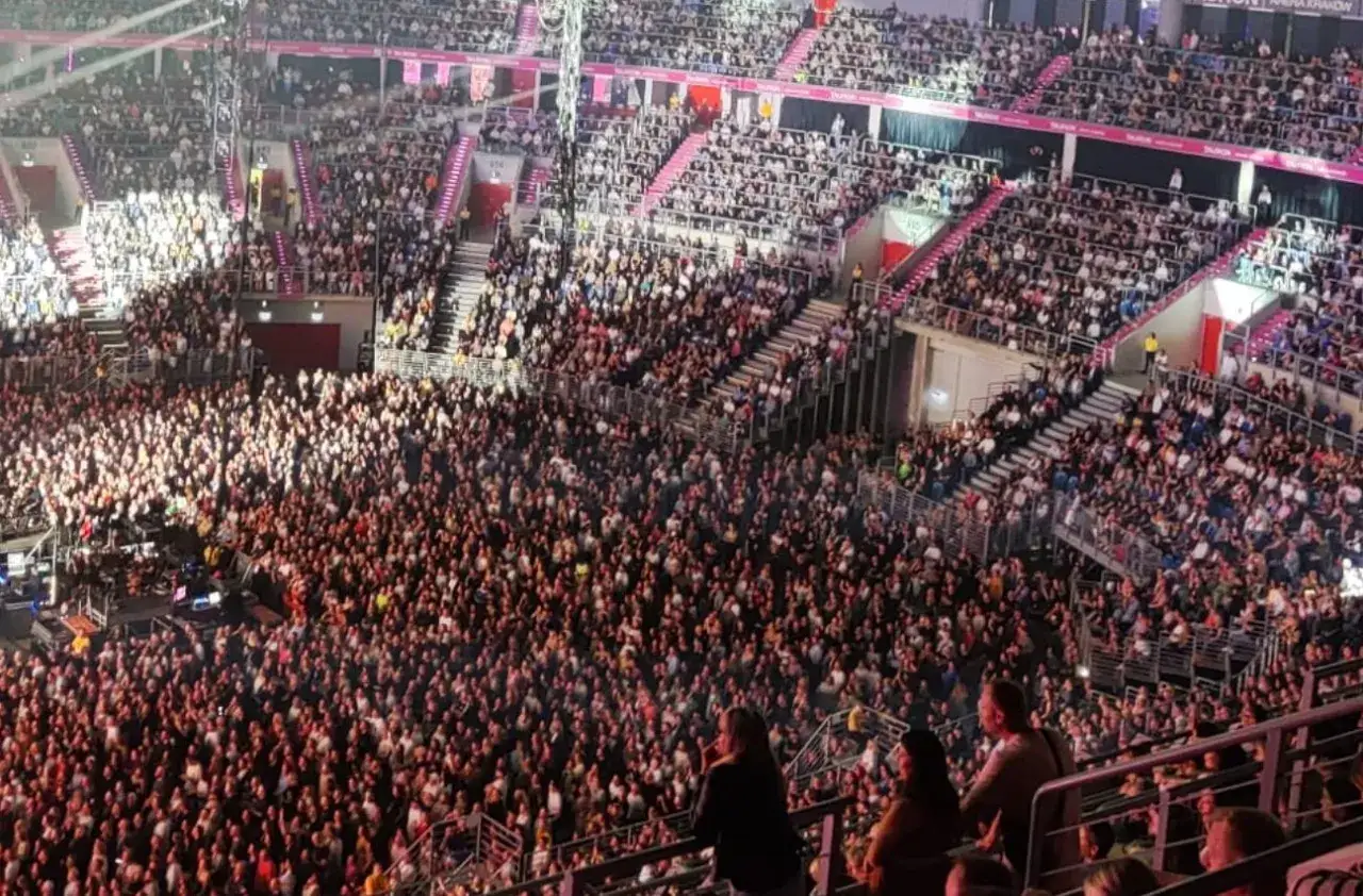 Tłum fanów na koncercie Katy Perry w Krakowie. Arena wypełniona po brzegi, światła i energia.