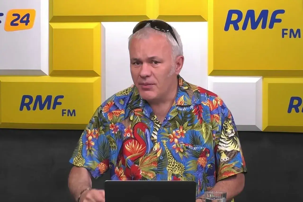 Mazurek z RMF FM w hawajskiej koszuli z flamingami i żyrafami.