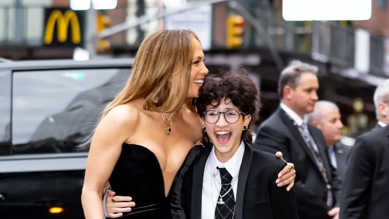 Jennifer Lopez z radością obejmuje jedno ze swoich dzieci, które z entuzjazmem pozuje do zdjęcia.