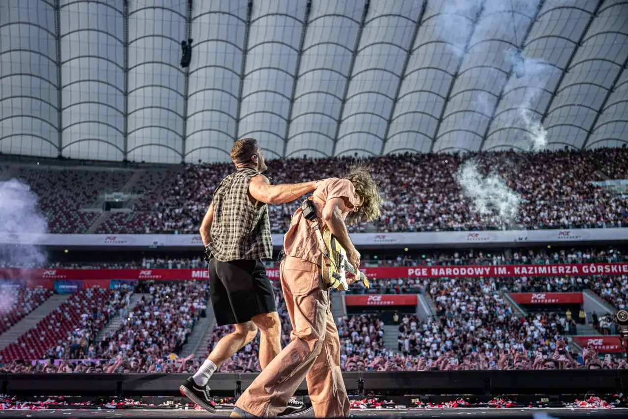 Imagine Dragons koncert Polska na PGE Narodowym. Tłum szaleje, a muzycy dają z siebie wszystko na scenie.