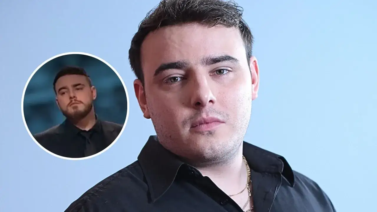 Krystian Ochman, w czarnej koszuli, z małym zdjęciem w tle. Czy to jego żona?