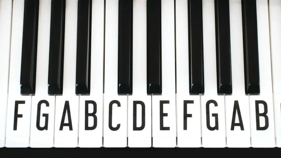 Zdjęcie Jak nakleić nuty na keyboard - proste sposoby na idealne umiejscowienie