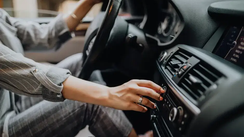 Zdjęcie Jak działa transmiter FM? Odkryj tajniki podłączenia urządzeń