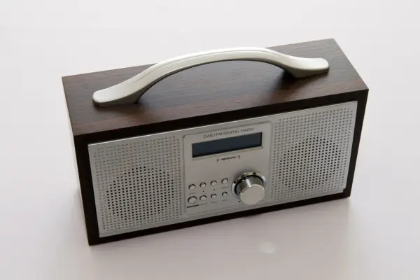 Multipleks radiowy - Jak działa DAB+ i czym różni się od radia FM?