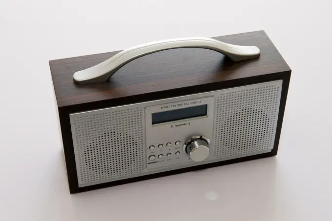 Multipleks radiowy - Jak działa DAB+ i czym różni się od radia FM?